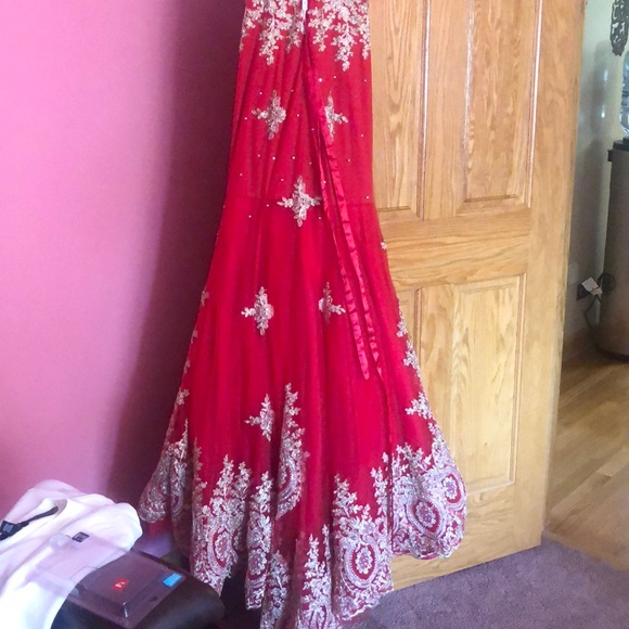 The dress is red and gold and it’s a size x small - Picture 4 of 6